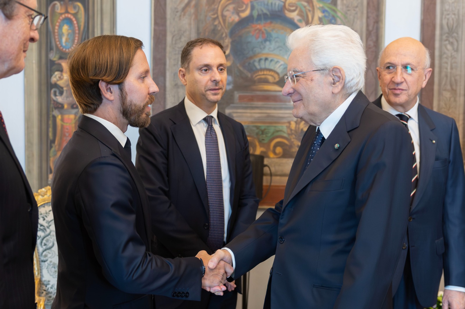 Marcello Presicci stringe la mano a Sergio Mattarella durante un incontro istituzionale